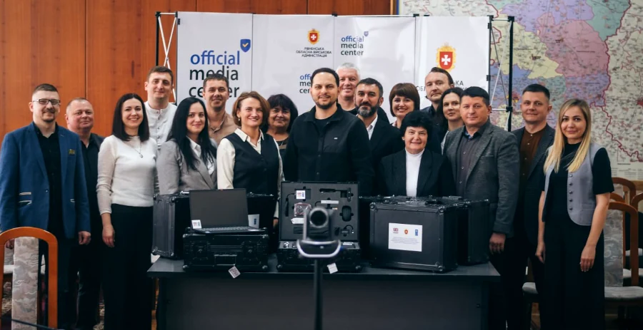 Під час передачі мобільних кейсів.