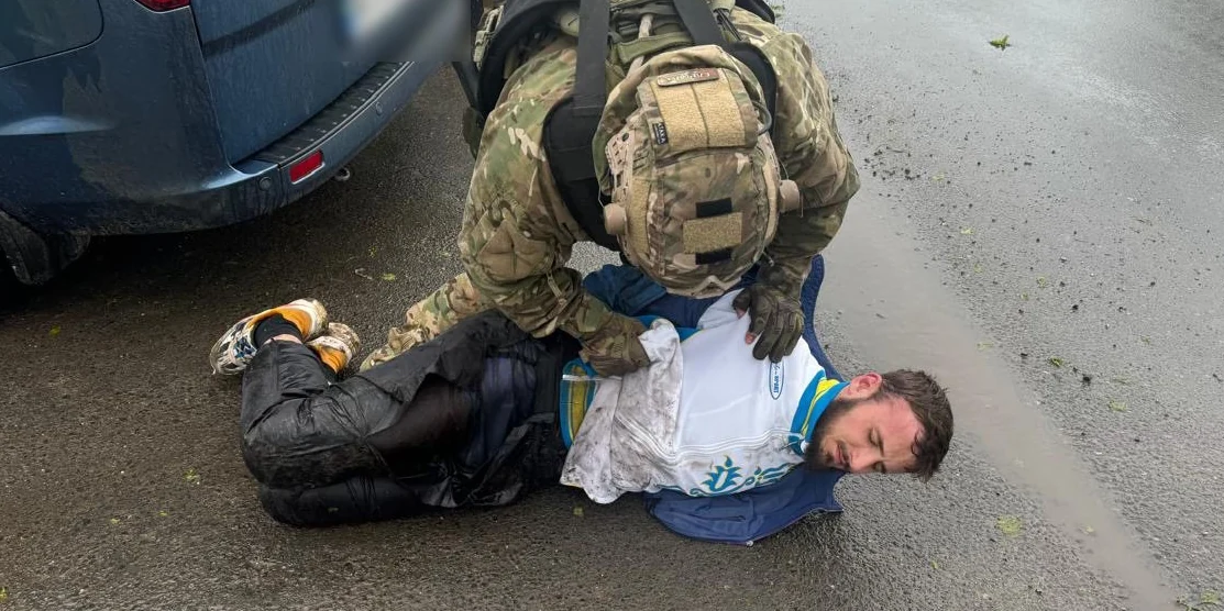 Затримання нападників.