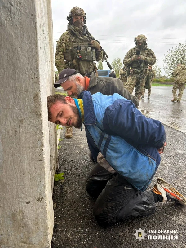 Затримання нападників.