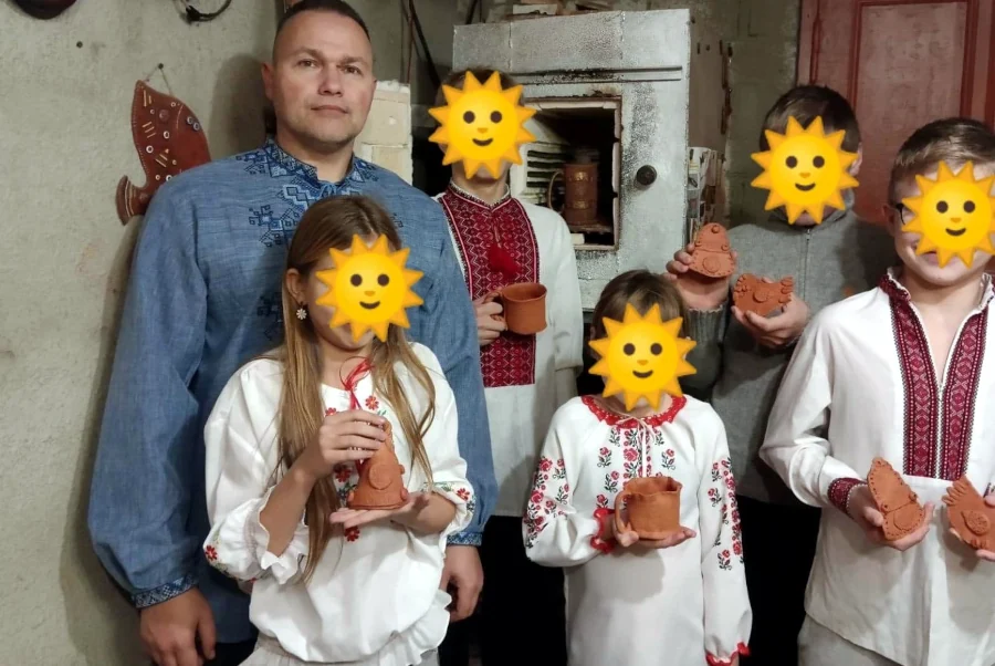 Діти в патронатній сім'ї Сєркових вчаться виготовляти гончарні вироби.