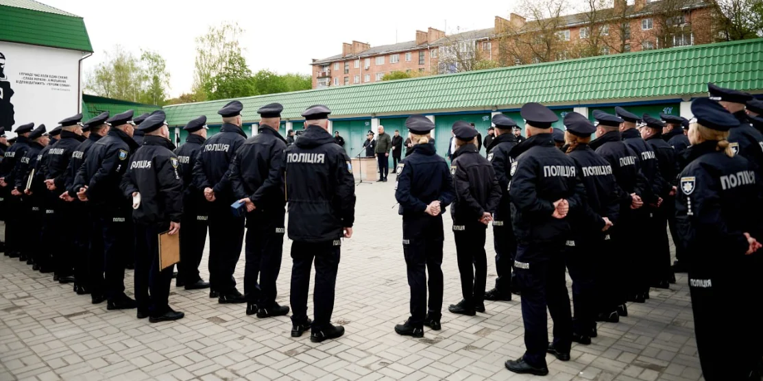 Патрульні вишикувалися.