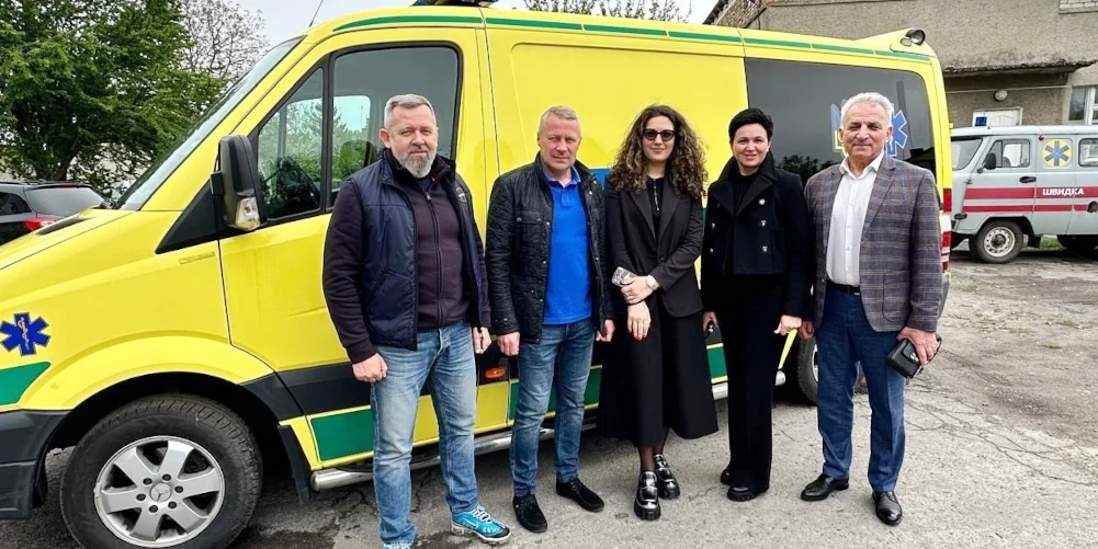 Для лікарні на Рівненщині передали медичний автомобіль зі Швеції Передача медичного авто.
