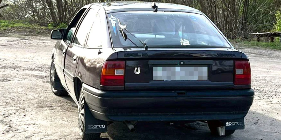 Зупинене на блокпосту авто.
