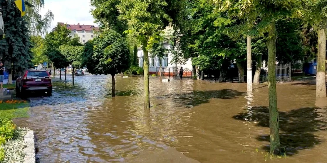 Одна з підтоплених під час зливи вулиць Рівного.