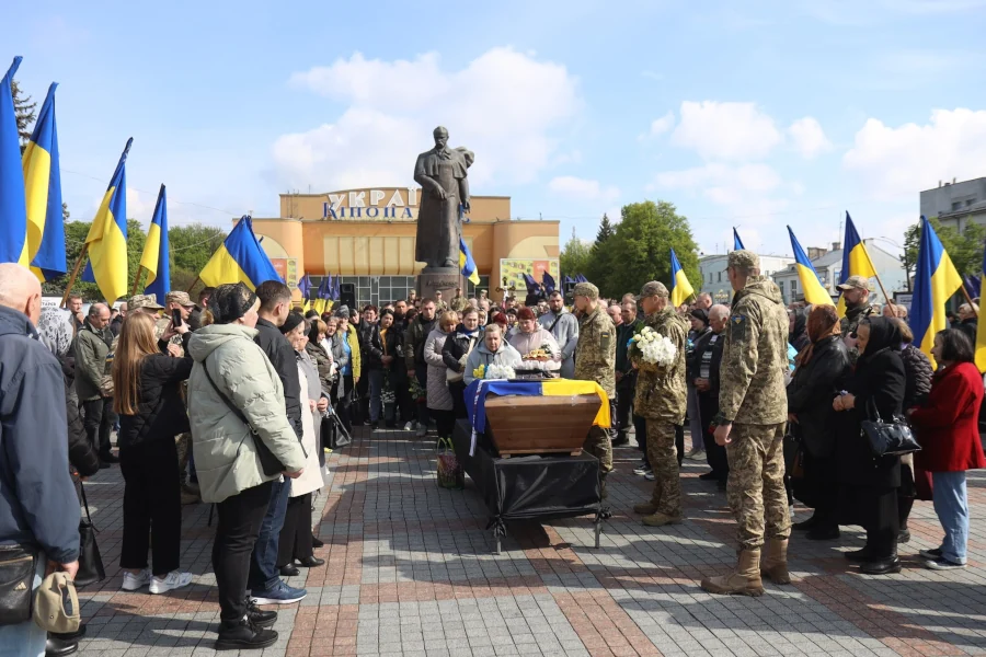 Сьогодні у Рівному попрощалися із 29-річним солдатом Михайлом Григорчуком - фото 1