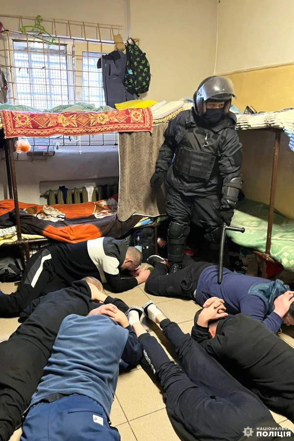 Правоохоронці проводять обшуки.