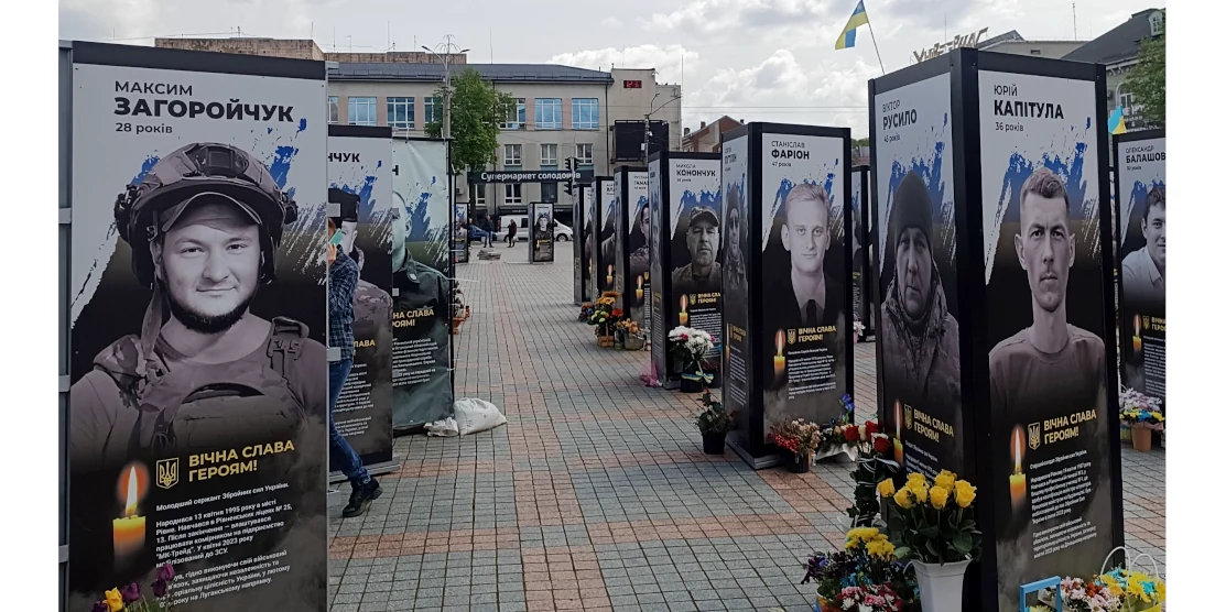 Портрети загиблих Героїв на Майдані Незалежності в Рівному.