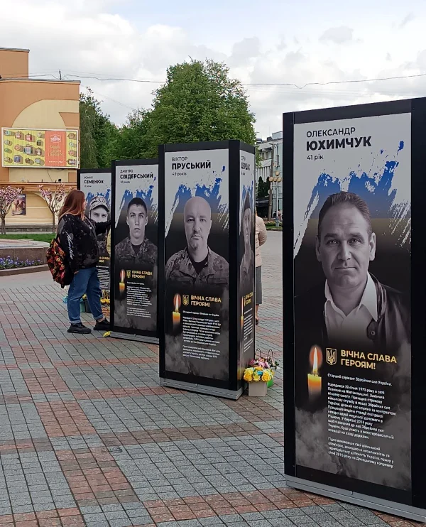 Портрети загиблих Героїв на Майдані Незалежності в Рівному.