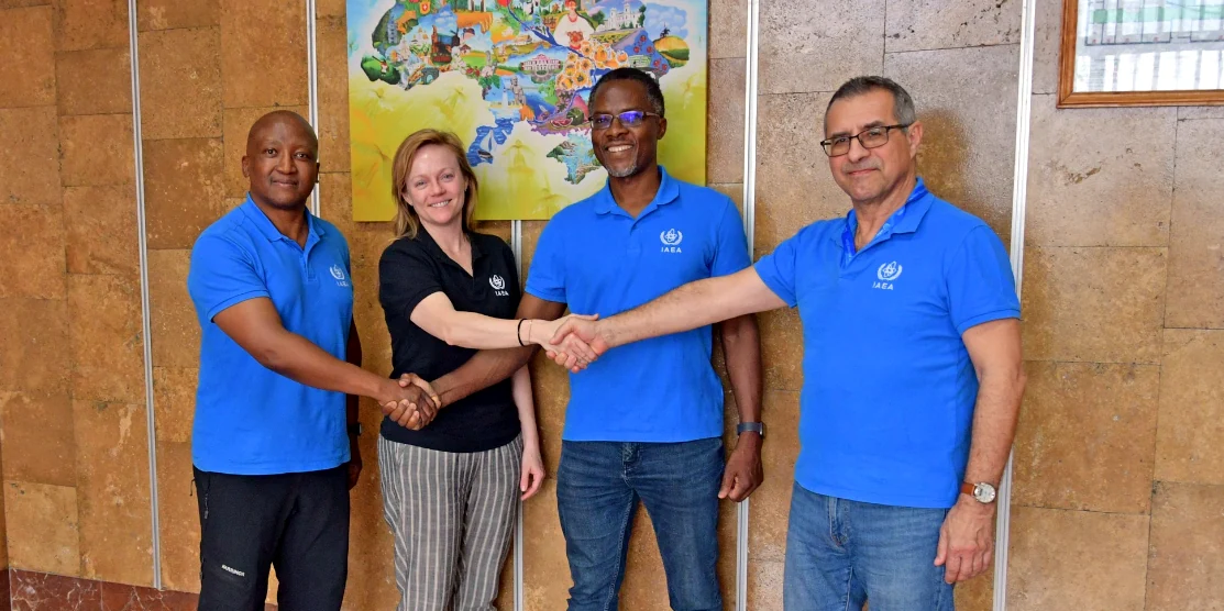 Члени 22-ої команди експертів постійної місії МАГАТЕ.