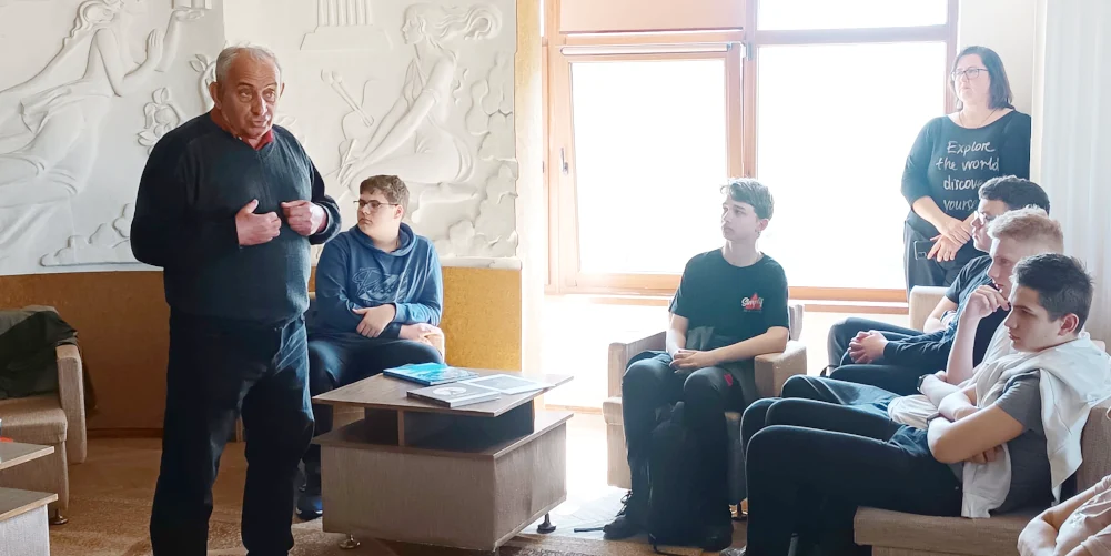 Говорить автор під час презентації книжки "Сяйво Воркути".
