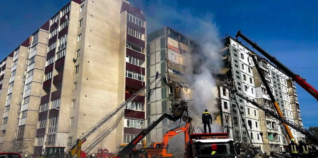 Наслідки російського ракетного удару по будинку в Умані.