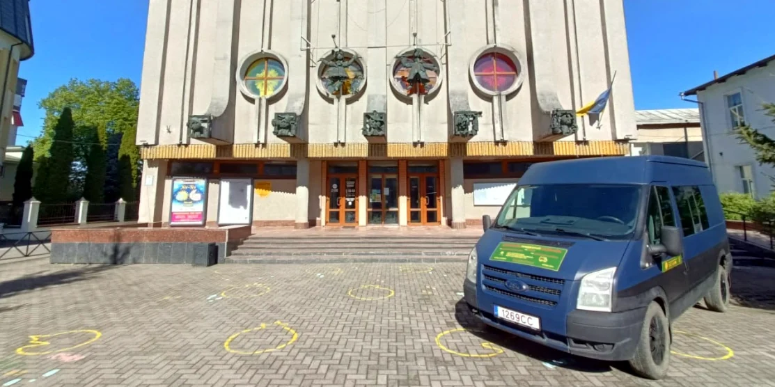 Придбане авто біля Рівненського театру ляльок.