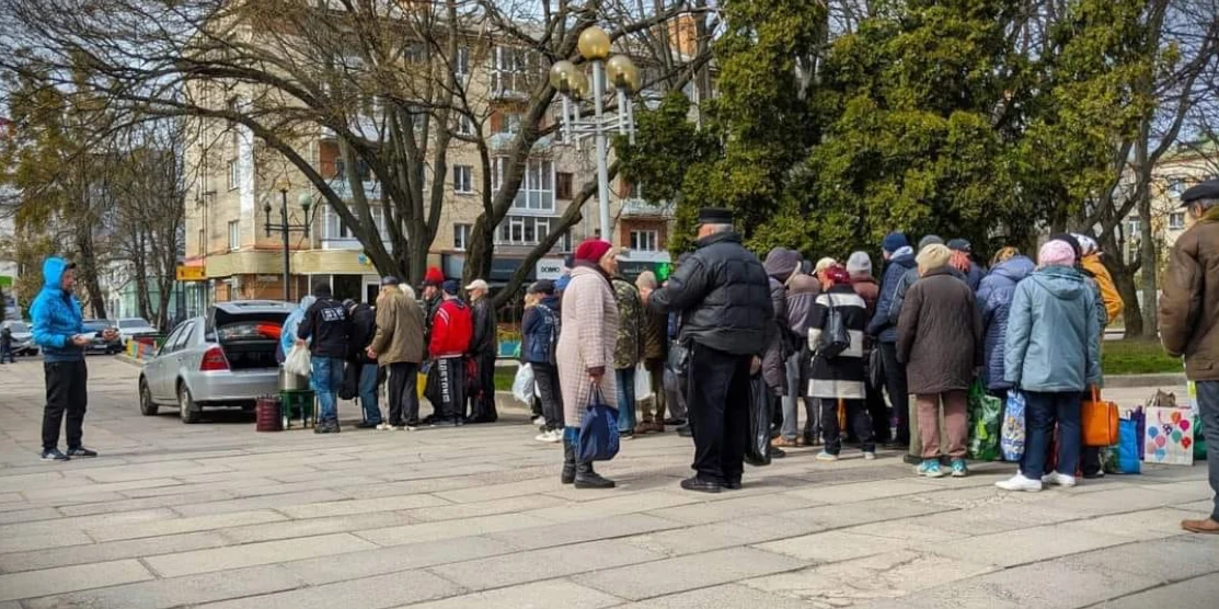 Роздача гарячих обідів в Рівному.