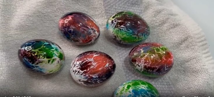 Як пофарбувати на Великдень яйця серветками