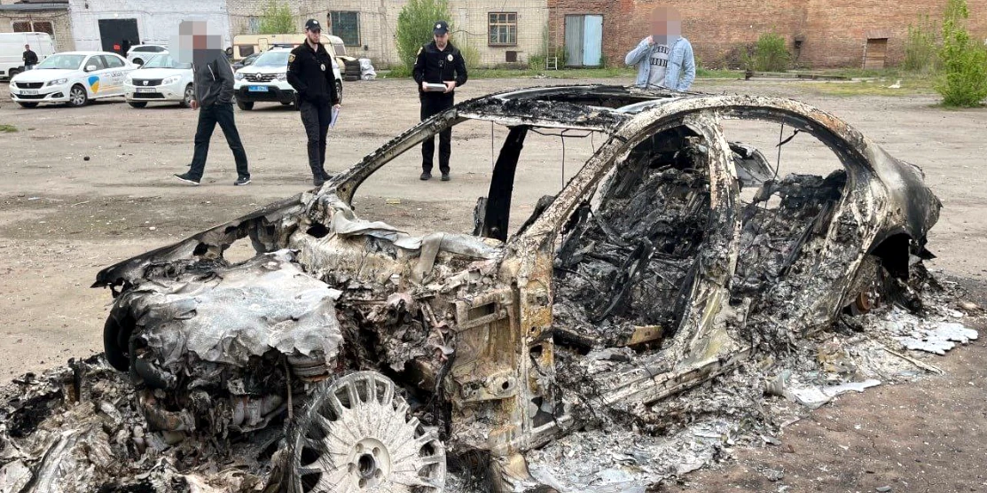 У Рівному невідомі спалили елітне авто