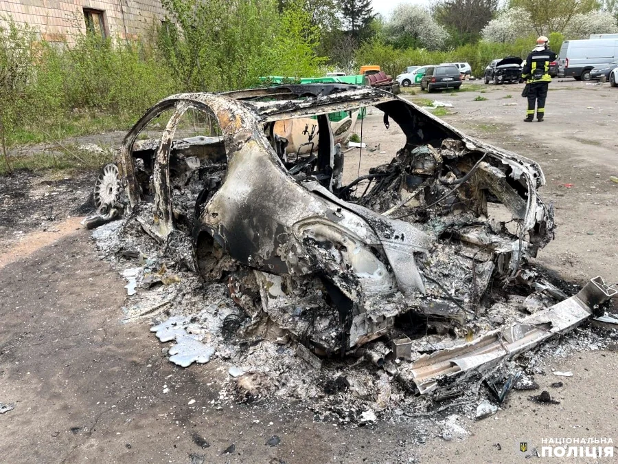 У Рівному невідомі спалили елітне авто - фото 1