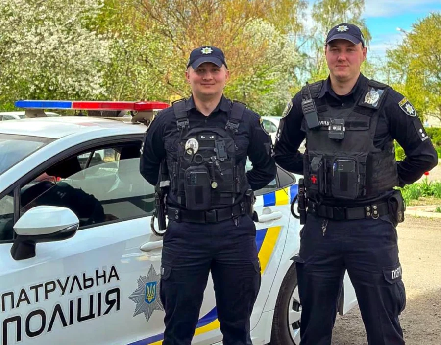 Патрульні офіцери, які затримали зловмисника.