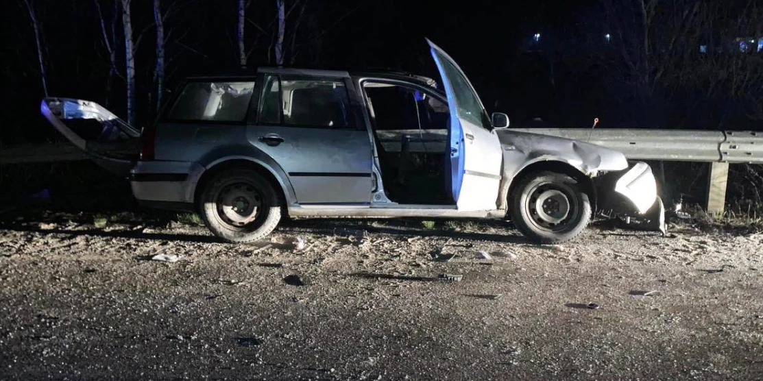 Відбійник пронизав авто.