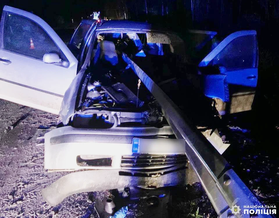 Пронизане відбійником авто.