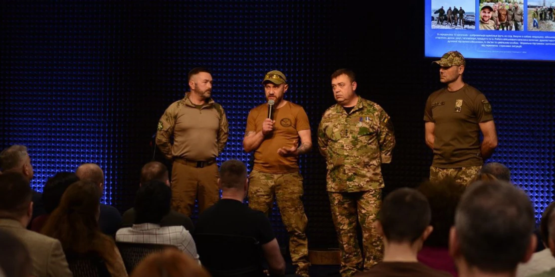 Військові завітали на відкриття центру.