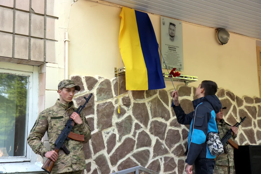 У Рівному відкрили пам'ятну дошку воїну й Герою АТО - фото 1