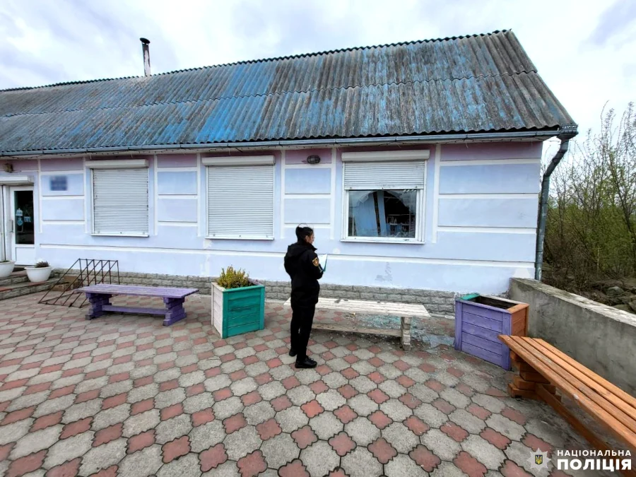 Розбите вікно в магазині.