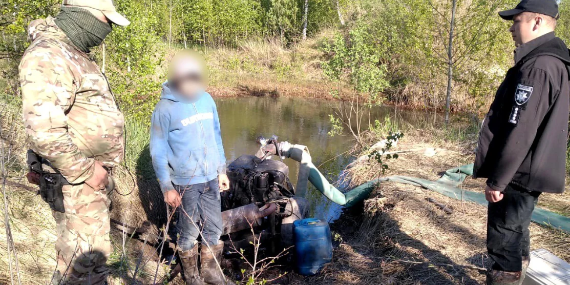 Мешканців двох районів Рівненщини викрили на видобутку та зберіганні бурштину