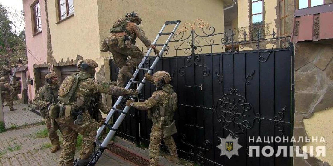 Поліція проводить слідчі дії.