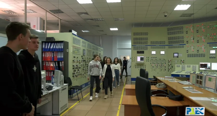 Учні під час занять у "ядерній школі".
