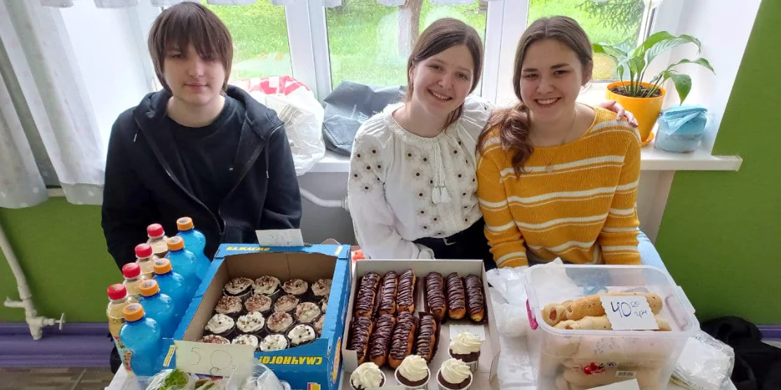 В Обласному науковому ліцеї пройшов ярмарок “Сила у Єднанні” на підтримку ЗСУ Ліцеїсти ярмаркують.