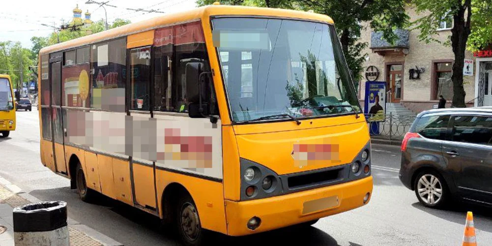 Маршрутка, з якої випала пасажирка.