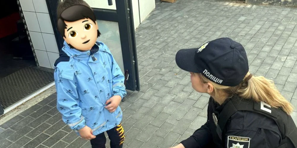 Поліцейська з хлопчиком.