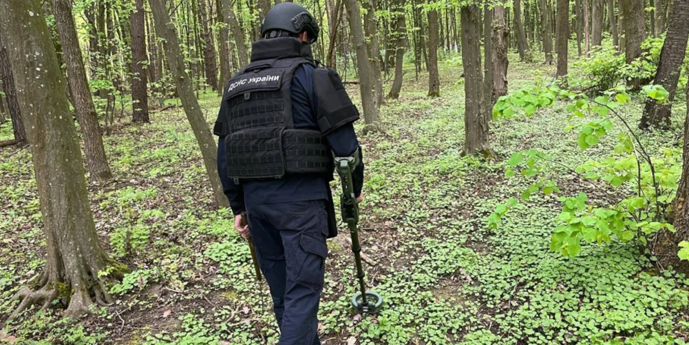 Піротехнік шукає боєприпаси.