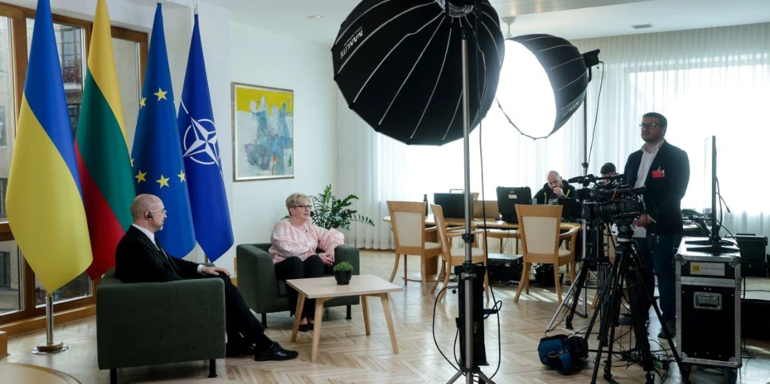 Прем'єр-міністр України Денис Шмигаль під час спільного з Прем’єр-міністеркою Литви Інгрідою Шимоніте включення в ефір національного телемарафону "Єдині новини".