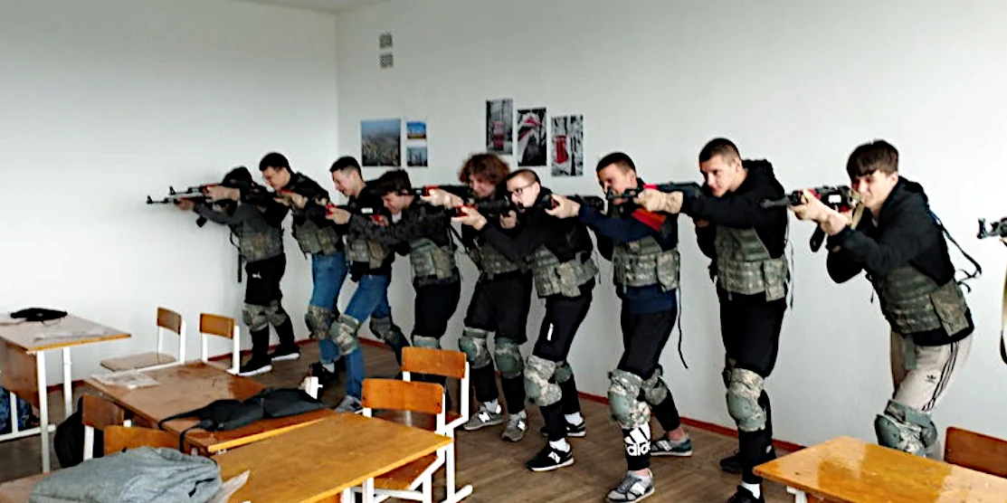 Ліцеїсти тренуються зі зброєю.