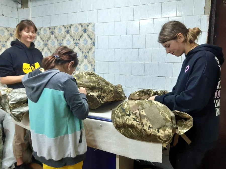 Швачки релокованого на Рівненщину Бахмутського профтеху шиють речі для ЗСУ - фото 1 Швачки релокованого на Рівненщину Бахмутського профтеху шиють речі для ЗСУ - фото 1