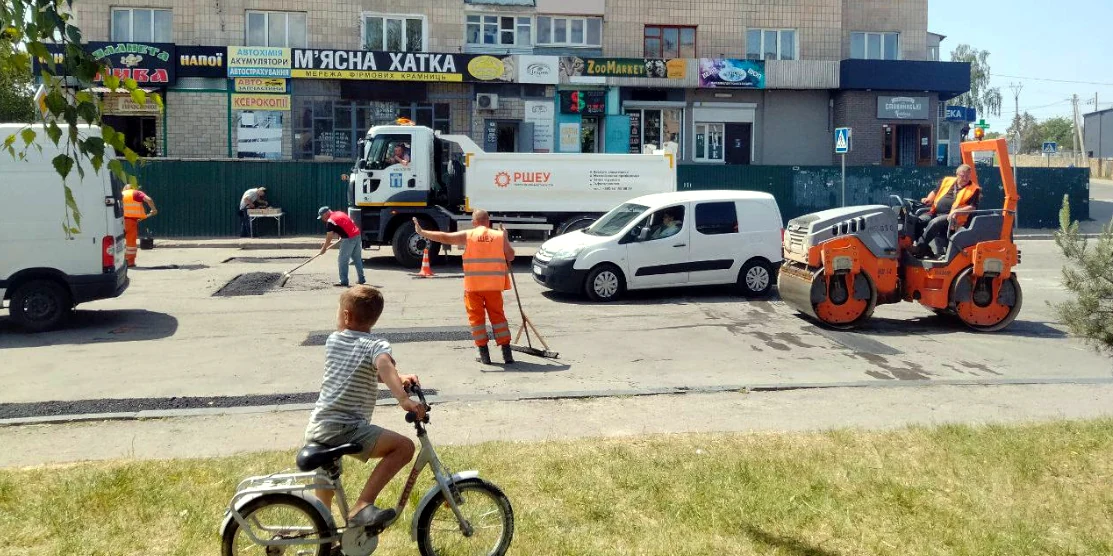 Поточний ремонт прибудинкових територій та проїздів у Квасилові завершено