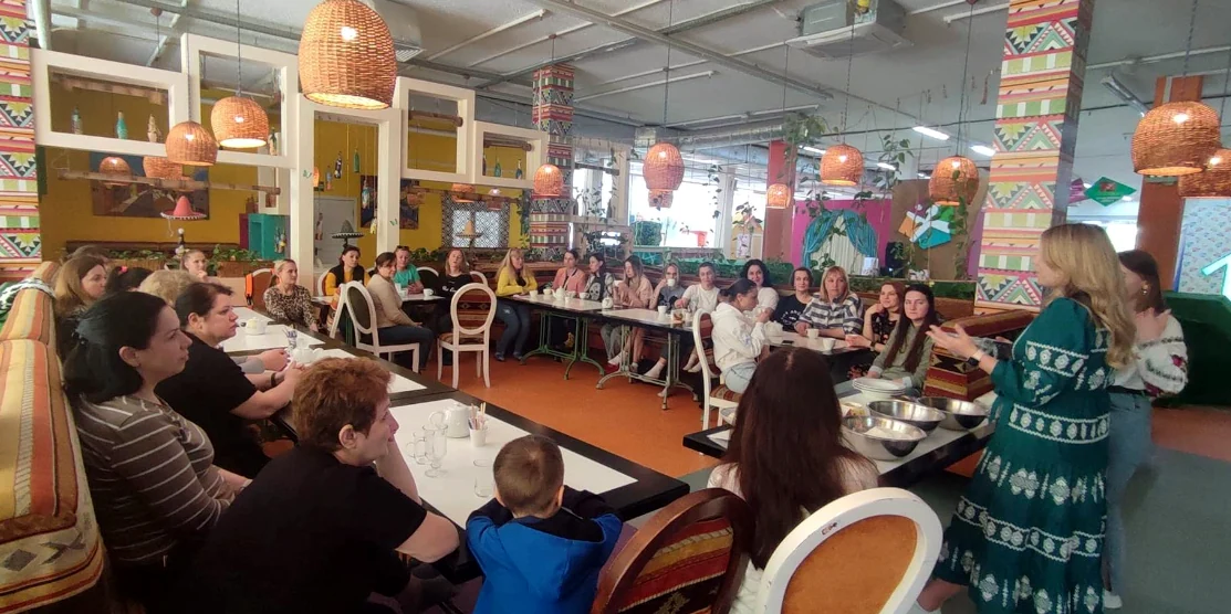 У Рівному ВПО випікали паски до Великодня