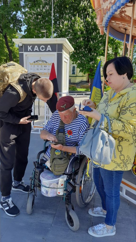 Відомий волонтер дядя Гриша збирає донати на дрони для ЗСУ у Рівному - фото 1