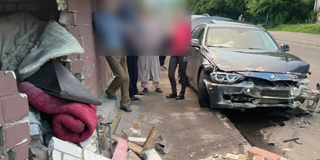 У Рівному водій BMW вʼїхав у сарай