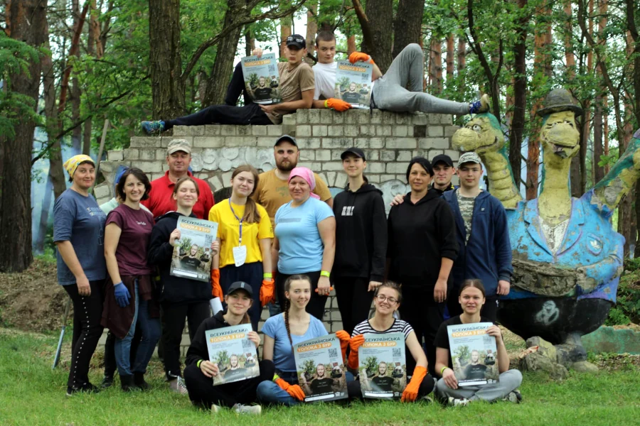 Екотолоку в парку «Забутих фігур» організувала молодь Деражненської громади (ФОТО) - фото 1