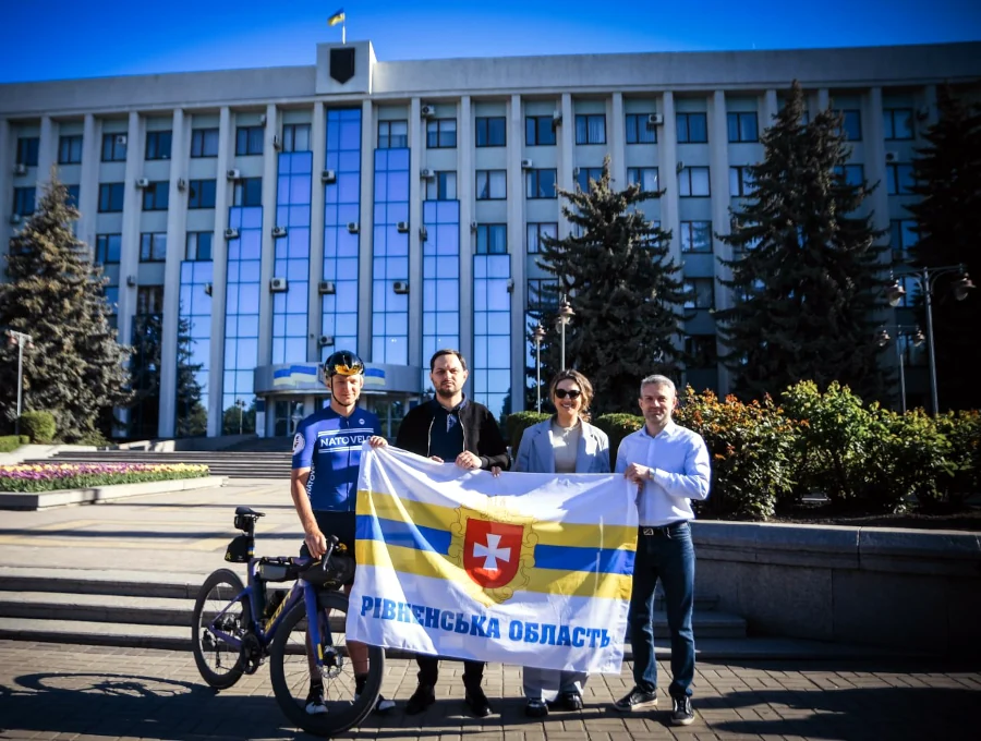 На Рівненщину завітав естонський депутат, який на велосипеді збирає гроші для ЗСУ - фото 1