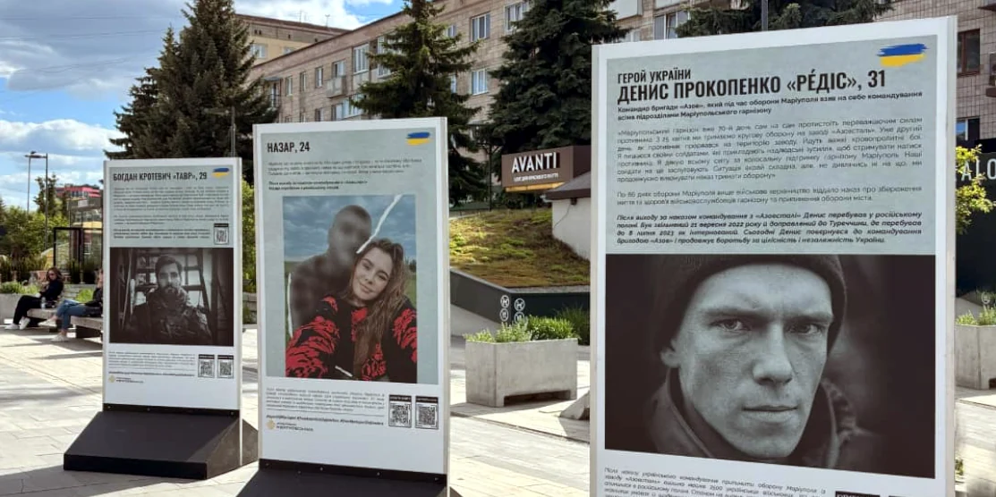 У Рівному на Європейській площі відкрилась фотовиставка “Очі Маріуполя”