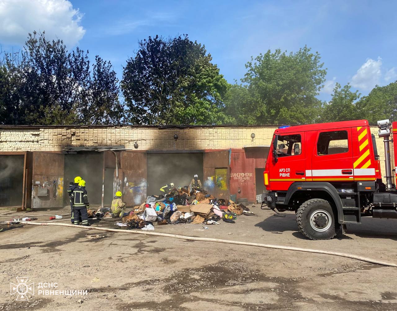 Через сміття горіло два гаражі у Рівному