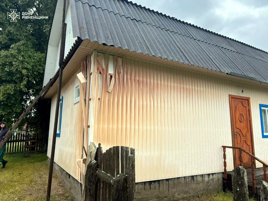 Горіло приватне господарство в Сарненському районі. Врятували два будинки - фото 1