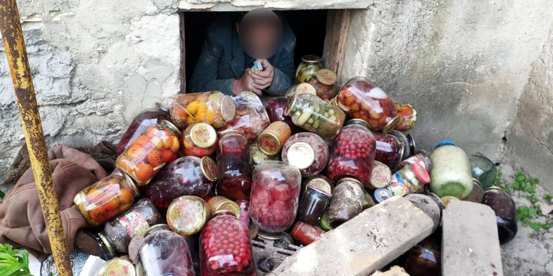 Крадій виніс консервацію через вікно, а сам вибратися не зміг