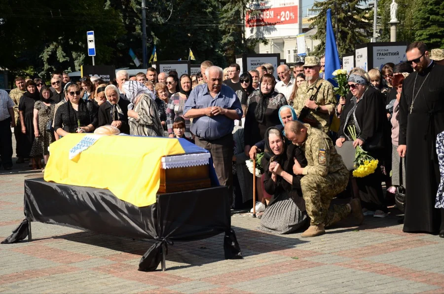 В Рівному провели в останню дорогу загиблого Захисника - фото 2