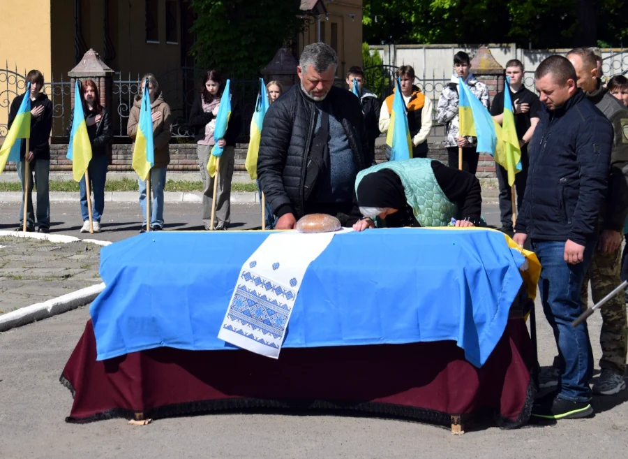 У Здолбунівській громаді віддали шану воїну ЗСУ Василю Павловському - фото 1