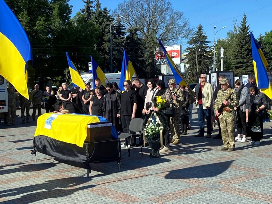 Сьогодні в Рівному схилили голови у пошані до Героя-захисника Руслана Грицая - фото 1