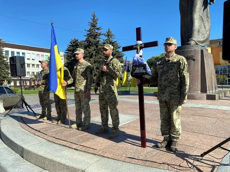 Сьогодні в Рівному схилили голови у пошані до Героя-захисника Руслана Грицая - фото 2